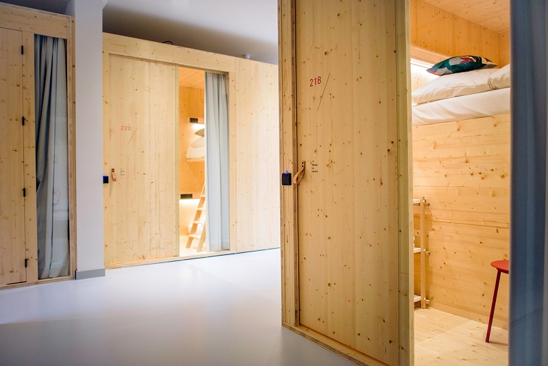 Dubbele stapelbedkamer met deuruitzicht - Tiny Dream House voor 2 stellen - The Green Elephant Hostels