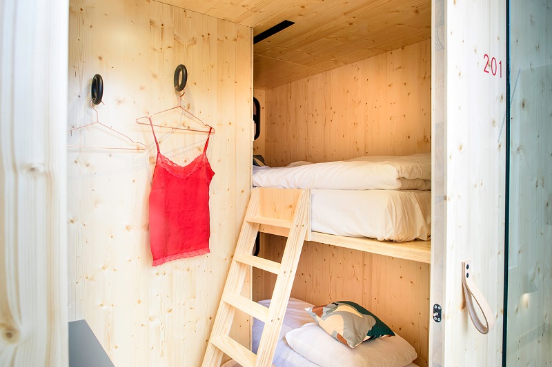 Zimmer mit Schreibtisch und Etagenbett - Tiny Dream House for Friends in a Cool Space - The Green Elephant Hostels