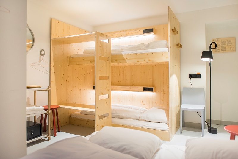 Ruime kamer met tweepersoonsbed, stapelbed en bureau - Cool Room - - The Green Elephant Hostel