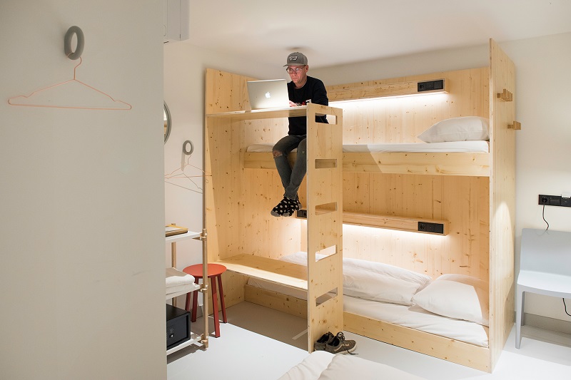 Ruime kamer met tweepersoonsbed, stapelbed en bureau - Cool Room - - The Green Elephant Hostel