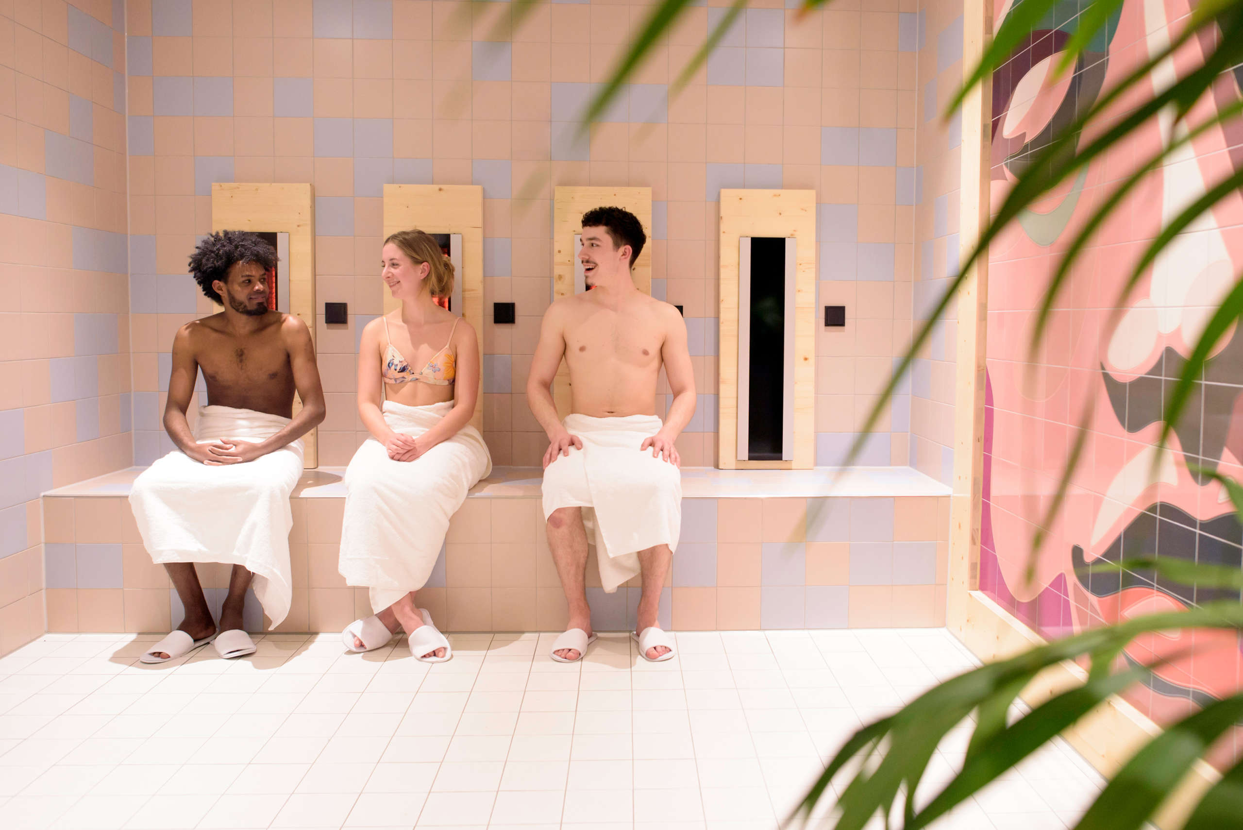 Mensen zitten in de sauna bij Vivacious | The Green Elephant-hostels