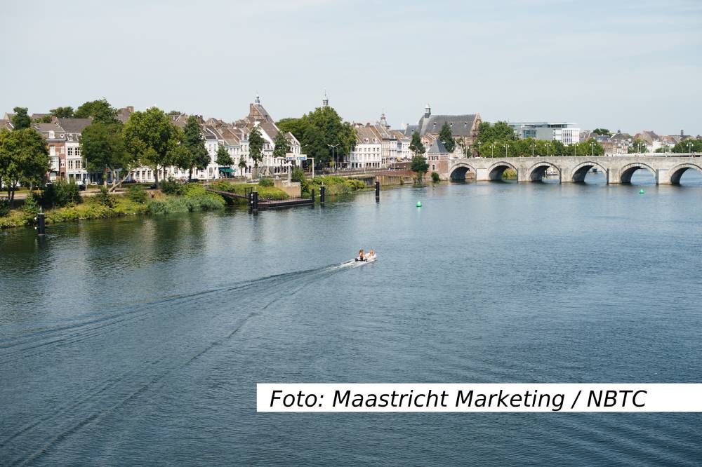 Boot varen over de Sint-Servaas brug - Maastricht Marketing